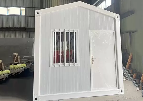Maison conteneur &agrave; montage rapide avec toit &agrave; chevrons